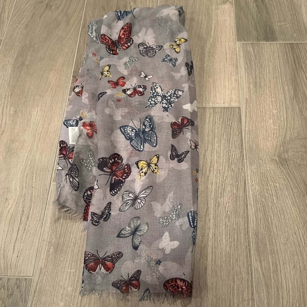 Suzy Shier Women’s Scarf With Butterfly’s
